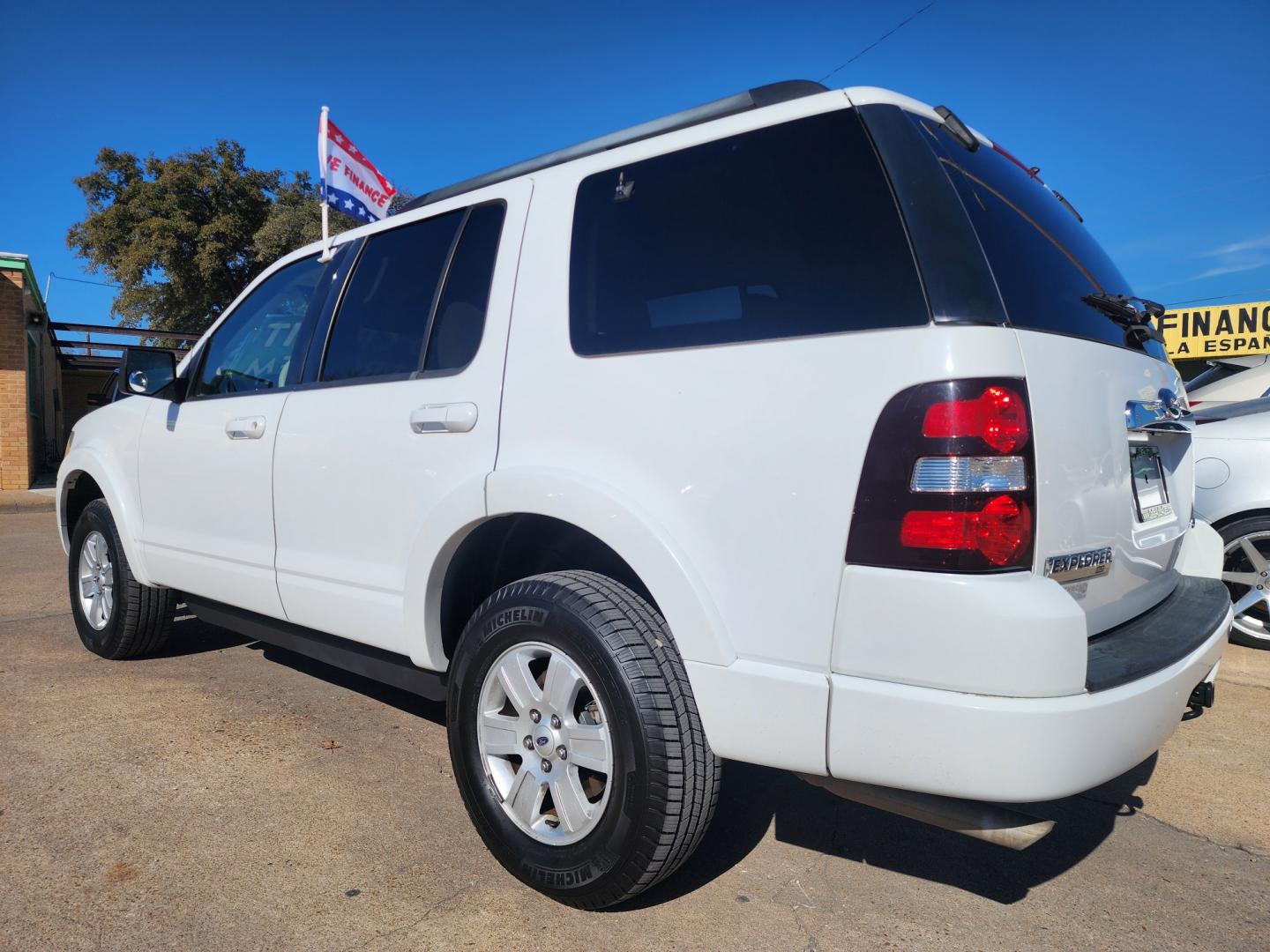 2009 WHITE Ford Explorer XLT (1FMEU73E19U) , AUTO transmission, located at 2660 S.Garland Avenue, Garland, TX, 75041, (469) 298-3118, 32.885551, -96.655602 - Welcome to DallasAutos4Less, one of the Premier BUY HERE PAY HERE Dealers in the North Dallas Area. We specialize in financing to people with NO CREDIT or BAD CREDIT. We need proof of income, proof of residence, and a ID. Come buy your new car from us today!! This is a Super Clean 2009 FORD EXPLO - Photo#5